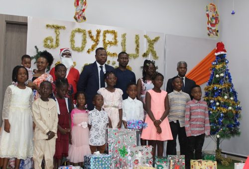 Arbre de Noël 2023 : Les enfants du personnel de Fidelis Finance célèbre la Noël dans les nouveaux locaux